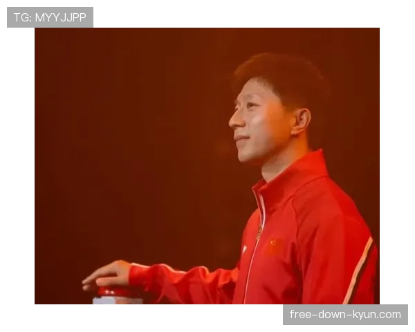 马龙训练完顺手啃了根蛋白棒，这自律我连边都摸不着